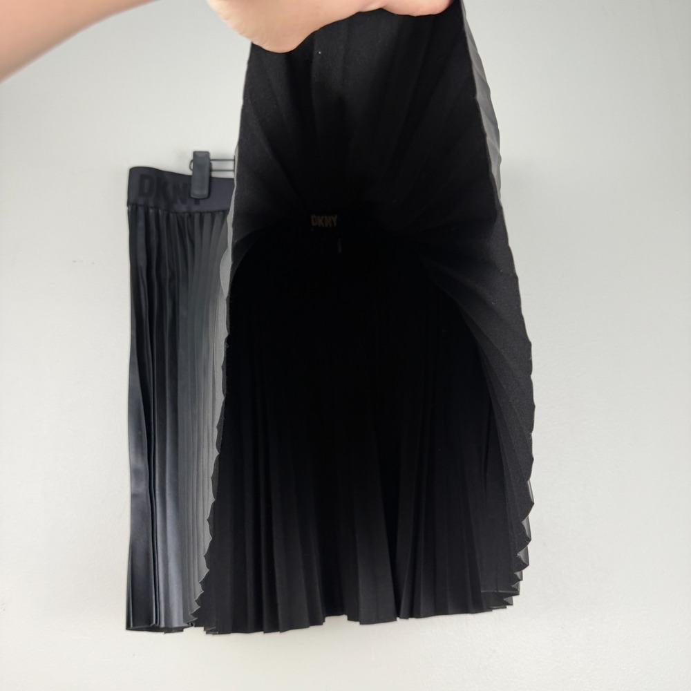 DKNY Pleated Faux Leather Mini Skirt Womens Large Black Elastic Waist Modern Fit - Picture 8 of 11